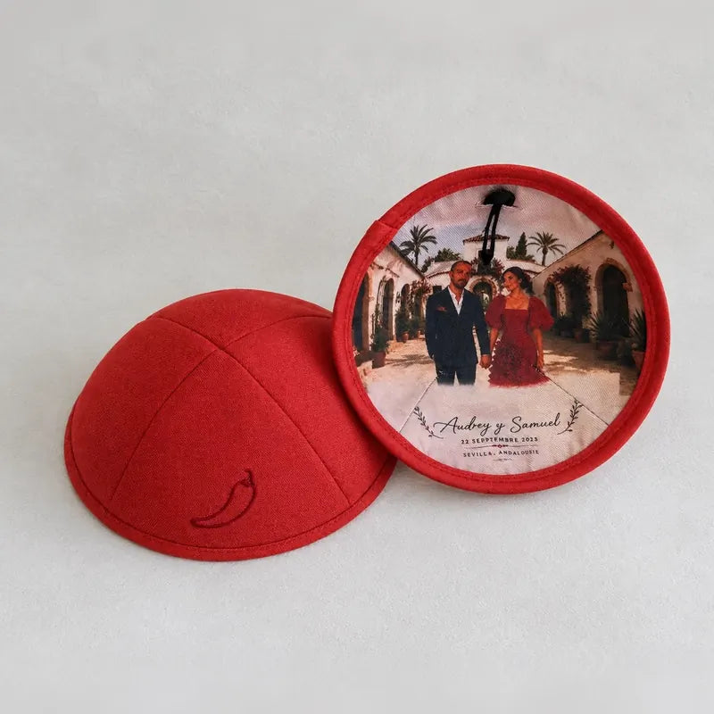 Photo des mariés imprimée à l'intérieur du bord, avec un petit piment brodé sur la face extérieure — un souvenir personnalisé unique.